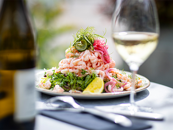 King Size räkmacka med handskalade räkor, dill och citron på tallrik.